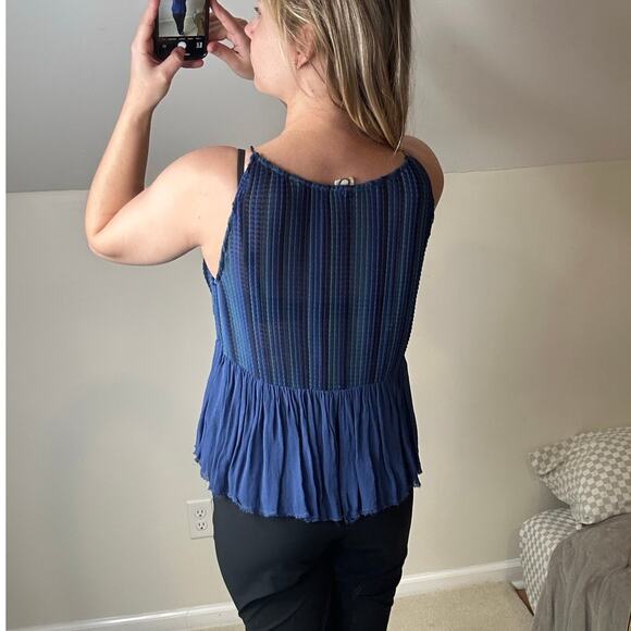 Akemi+ Kin: Blue Tones Pleated Sleeveless Blouse - Picture 2 of 7